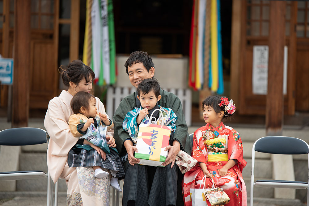 神社で着物をきている家族写真